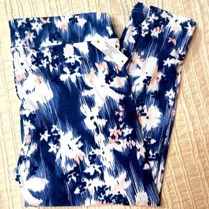 Brand new Capri leggings size 12-14 large. Flexible waist soft poly cotton blend